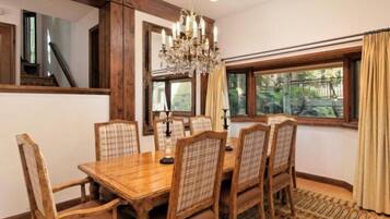 House (Premier Ski in, Ski out 2 Bedroom Col) | Living room