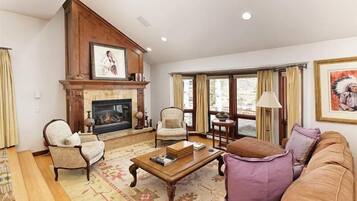 House (Premier Ski in, Ski out 2 Bedroom Col) | Living room