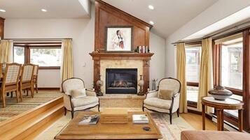 Nhà (Premier Ski in, Ski out 2 Bedroom Col) | Phòng khách