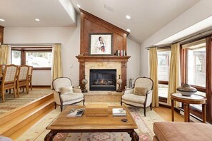 House (Premier Ski in, Ski out 2 Bedroom Col) | Living room