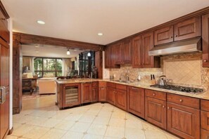 House (Premier Ski in, Ski out 2 Bedroom Col) | Private kitchen