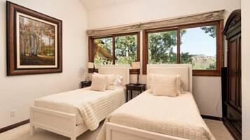 House (Premier Ski in, Ski out 2 Bedroom Col) | Living room