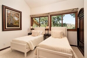 House (Premier Ski in, Ski out 2 Bedroom Col) | Living room