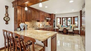 House (Premier Ski in, Ski out 2 Bedroom Col) | Living room