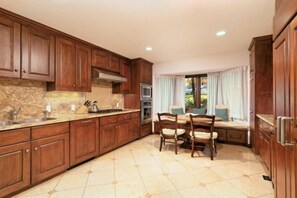 House (Premier Ski in, Ski out 2 Bedroom Col) | Private kitchen