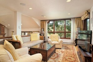 House (Premier Ski in, Ski out 2 Bedroom Col) | Living room