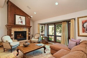 House (Premier Ski in, Ski out 2 Bedroom Col) | Living room