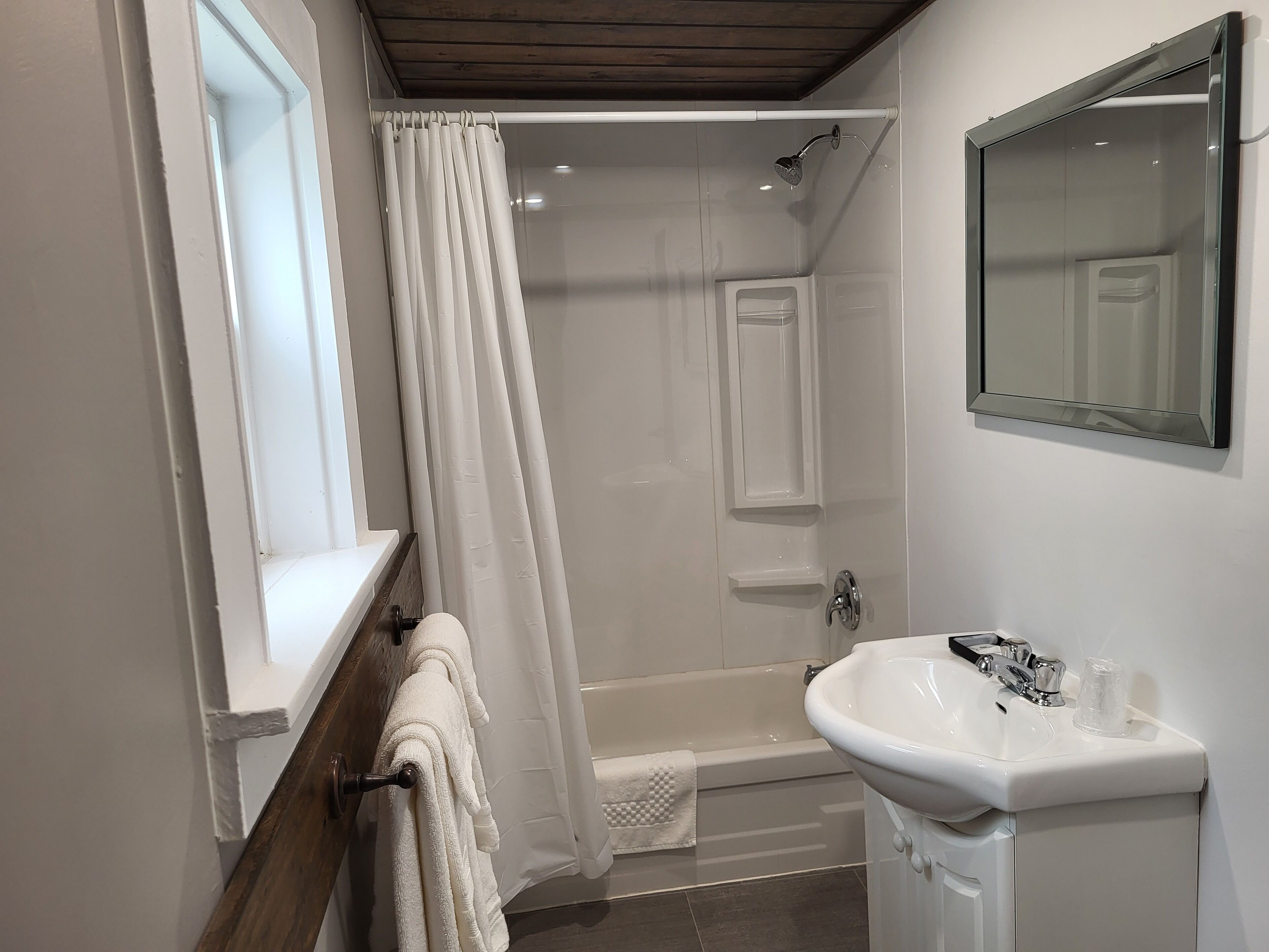 Superior tweepersoonskamer, 2 tweepersoonsbedden | Badkamer | Een bad/douchecombinatie, badjassen, handdoeken