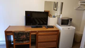 Double Room | Desk, laptop workspace, free WiFi, bed sheets