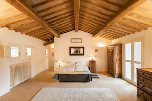 4 habitaciones, escritorio, tabla de planchar con plancha y wifi gratis