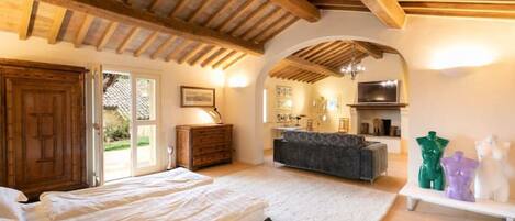 4 bedrooms, desk, iron/ironing board, free WiFi