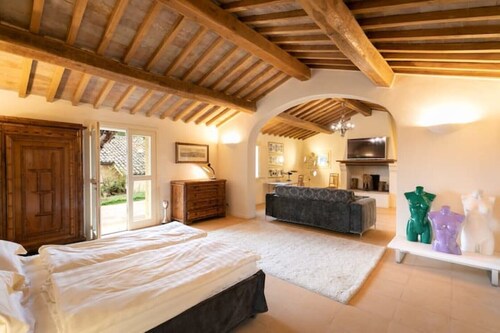 A deluxe Villa with an amazing park and infinity pool in Bevagna