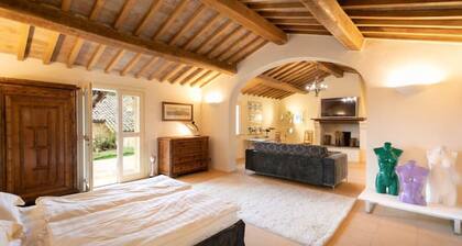 A deluxe Villa with an amazing park and infinity pool in Bevagna