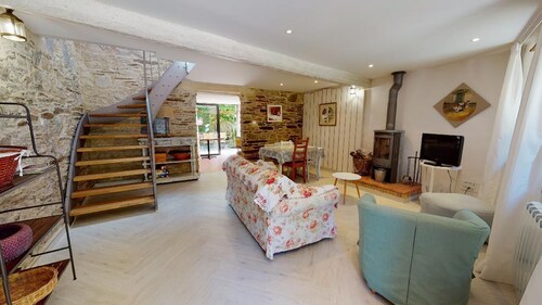 Beau Gîte 3 épis, en pierre apparentes avec sa terrasse ombragée