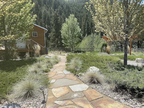 Cozy cabin with a country feel, but minutes away from Missoula!