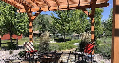 Cozy cabin with a country feel, but minutes away from Missoula!