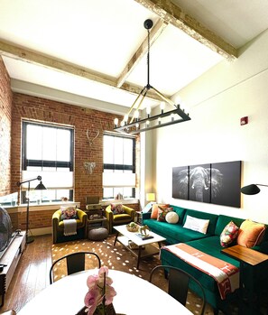 Smart TV, libros, biblioteca musical y estéreo 