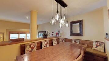 Condo (Gold-Rated 3 Bedroom Condo Near Grand) | Exterior