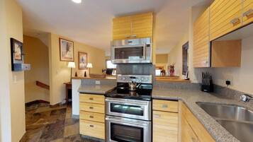 Condo (Gold-Rated 3 Bedroom Condo Near Grand) | Exterior