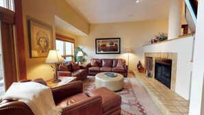 คอนโด (Gold-Rated 3 Bedroom Condo Near Grand) | บริเวณภายนอก
