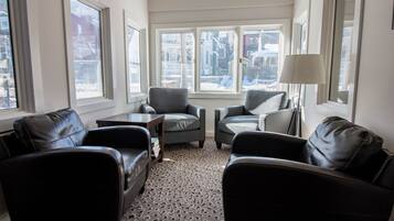 Rumah, 2 kamar tidur | Area keluarga | Televisi layar datar 40-inci dengan saluran TV kabel dan TV