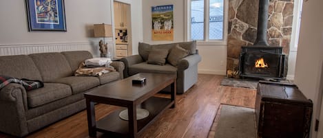 Ferienhaus, 2 Schlafzimmer | Wohnbereich | 40-Zoll-Flachbildfernseher mit Kabelempfang, Fernseher