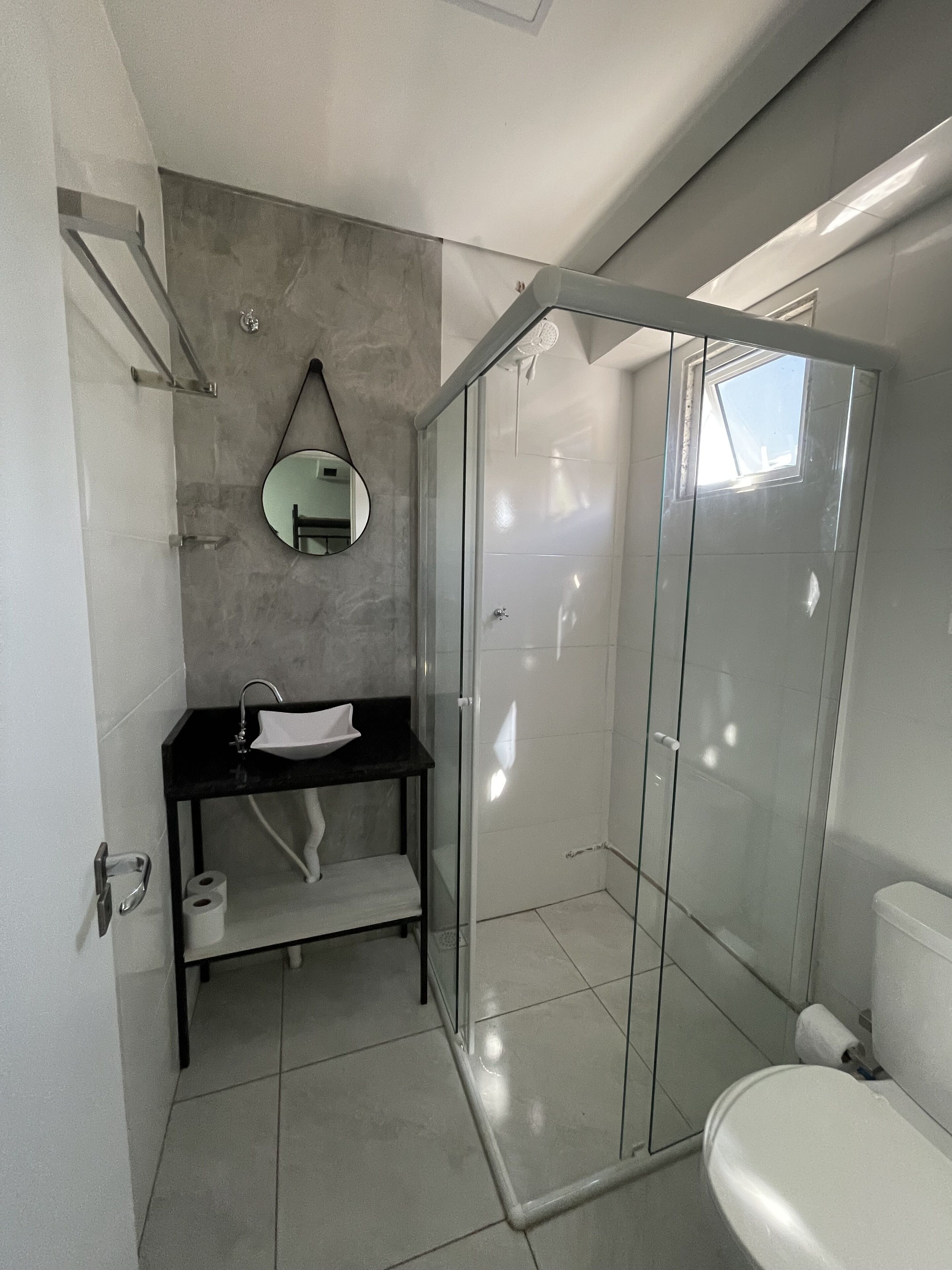 Double Room | Bathroom | Free toiletries, hair dryer