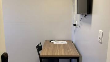 Quarto casal empresarial, 1 cama de casal | Frigobar, Wi-Fi de cortesia