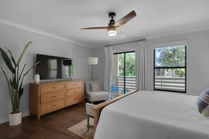 2 bedrooms, iron/ironing board, travel cot, free WiFi - Cozy retreat 2-min walk to beach, near Premium Outlets & dining hotspots! (Miramar Beach)