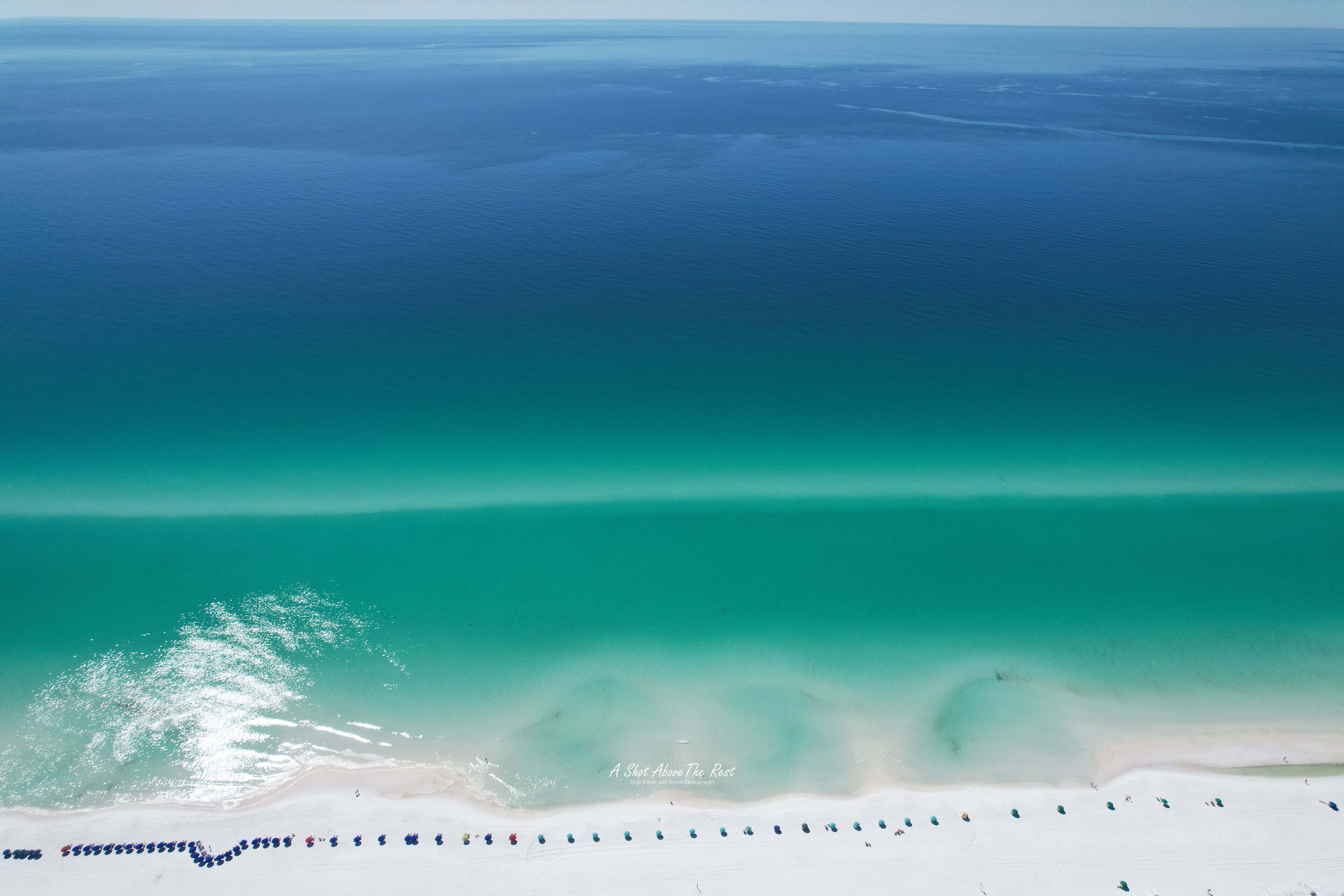 Una playa cerca, sillas reclinables de playa, toallas de playa