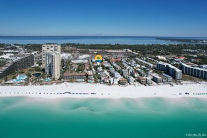 Beach nearby, sun-loungers, beach towels - Cozy retreat 2-min walk to beach, near Premium Outlets & dining hotspots! (Miramar Beach)
