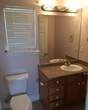Combined shower/tub, hair dryer, towels, soap - Private room close to downtown entertainment (Birmingham)