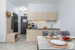 Studiosvit för familj | Eget kök | Kylskåp, spishäll, kaffe- och tebryggare och brödrost