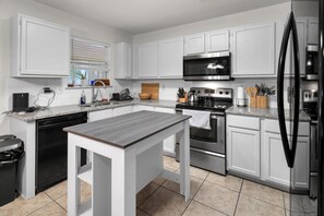 Private kitchen - Gameroom! Hot Tub! 25 minutes from Downtown! (San Antonio)