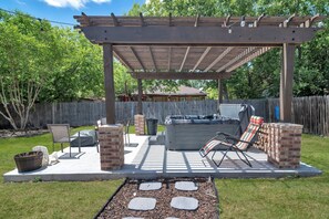 Terrace/patio - Gameroom! Hot Tub! 25 minutes from Downtown! (San Antonio)