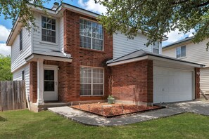 Exterior - Gameroom! Hot Tub! 25 minutes from Downtown! (San Antonio)