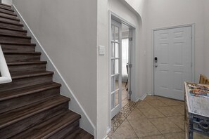 downstairs bedroom/office with day bed and trundle. - Gameroom! Hot Tub! 25 minutes from Downtown! (San Antonio)
