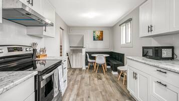 Køleskab, mikrobølgeovn, ovn, kogeplade