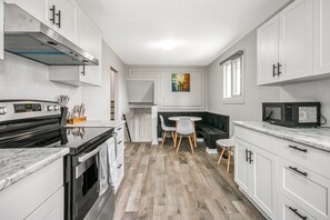 Fridge, microwave, oven, stovetop - Charming 5br New Sudbury home w/ AC, Cable + Wifi (Greater Sudbury)