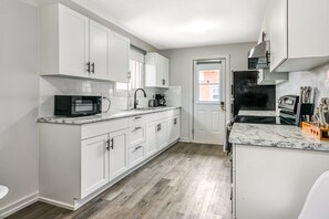 Fridge, microwave, oven, stovetop - Charming 5br New Sudbury home w/ AC, Cable + Wifi (Greater Sudbury)