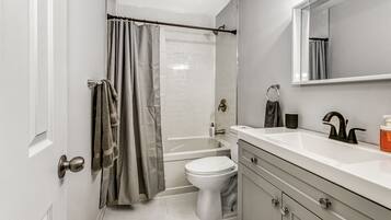 Kombination af bruser/badekar, hårtørrer, håndklæder, Sæbe