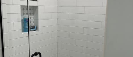 Douche, sĂšche-cheveux, serviettes fournies, savon