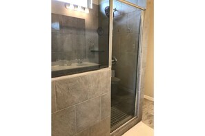 Ensemble douche/baignoire, sèche-cheveux, serviettes fournies, savon