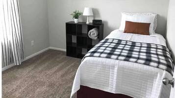 3 habitaciones, escritorio y tabla de planchar con plancha