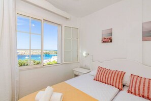 2 bedrooms, travel cot, free WiFi, bed sheets