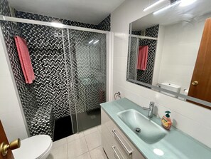 Dusche, Haartrockner, Handtücher