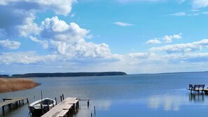 Un lago tranquillo con un pontile e una barca.