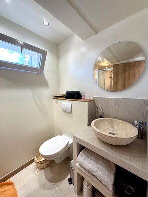 Dusj, hårføner, håndklær og toalettpapir