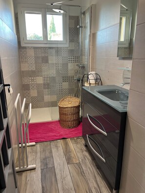 Douche, sĂšche-cheveux, serviettes fournies, papier toilette