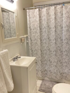 Duschwanne, Handtücher, Seife, Toilettenpapier